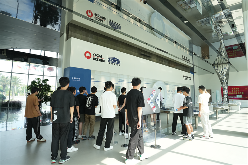 Thug Ollscoil Gairmoideachais Liming cuairt ar Fujian Quangong Machinery Co., Ltd le haghaidh clár forbartha poist.