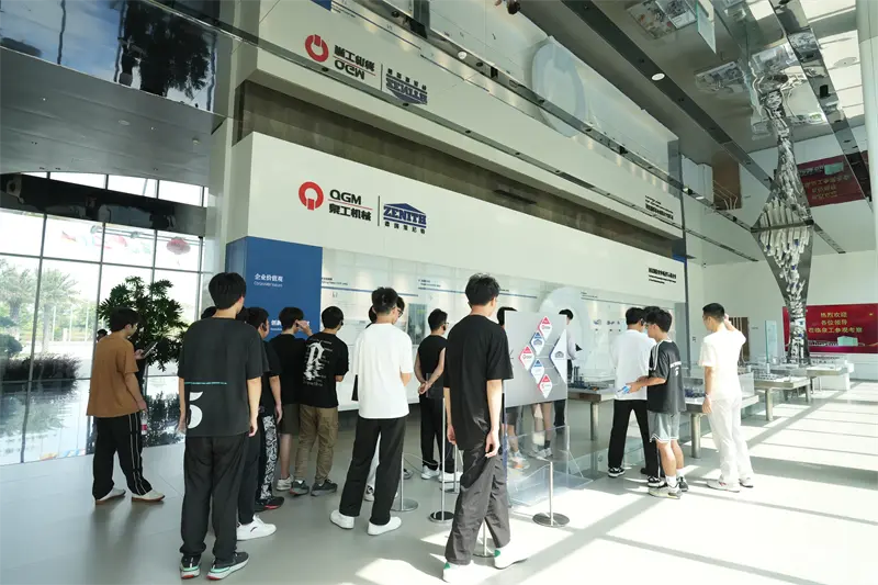 Thug Ollscoil Gairmoideachais Liming cuairt ar Fujian Quangong Machinery Co., Ltd le haghaidh clár forbartha poist.