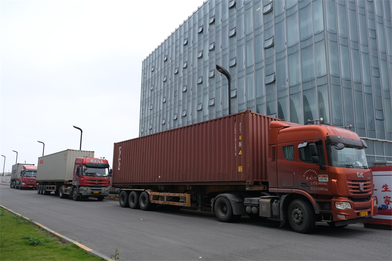 Meaisíní Déantúsaíochta Bríce QGM Seolta chuig an Meánoirthear, ag Cabhrú le Tógáil Réigiúnach Léim Nua Ar Aghaidh a Thógáil