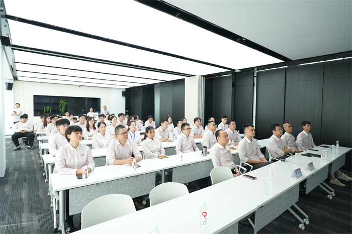 QGM: Breathnú ar an pharáid mhíleata le chéile agus neart a bhailiú le haghaidh dul chun cinn