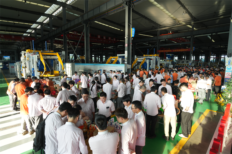 Tugann an ghealach lán áthas agus spleodar, agus cruthaíonn 