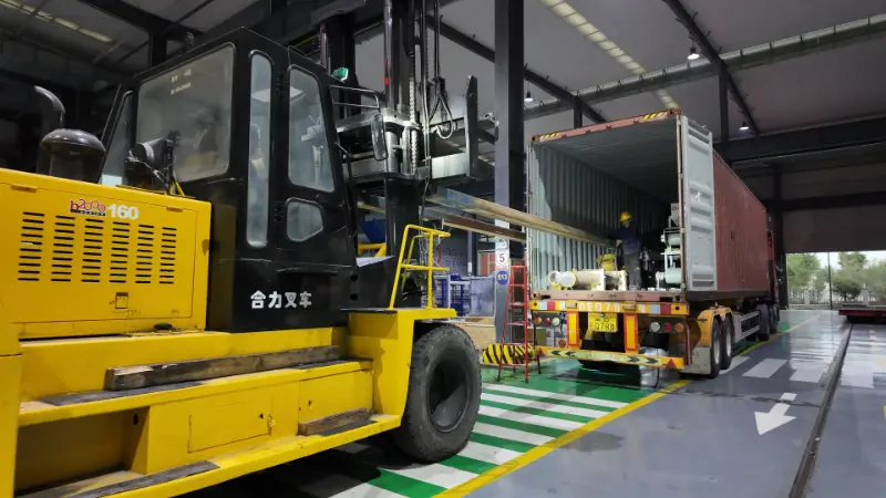 Iompraíonn longa ollmhóra muinín, agus tá trealamh a mhonaraítear go cliste ag dul chuig cinn scríbe ar fud an domhain.