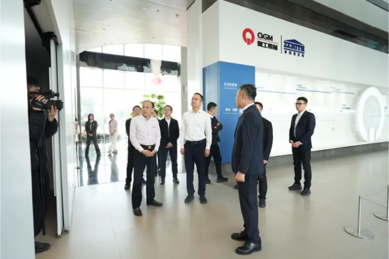 Oibríonn an Rialtas agus fiontair le chéile chun forbairt a chur chun cinn; cuireann taighde ar an láthair croí na bhfiontar chun cinn.