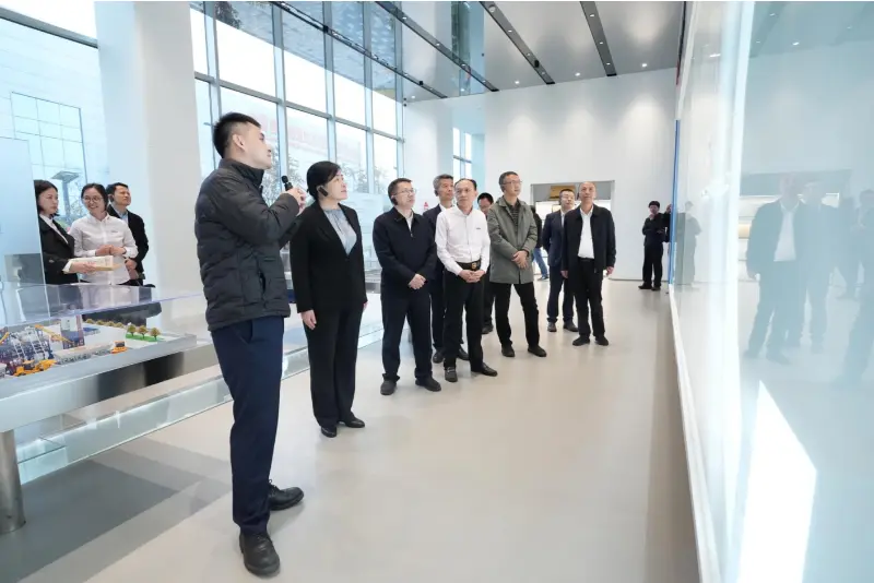 Thug an tUasal Liu Min, Leas-Ard-Stiúrthóir Bhiúró an Gheilleagair Phríobháidigh ag an gCoimisiún um Fhorbairt Náisiúnta agus Athchóiriú (NDRC), agus a thoscaireacht cuairt ar Quangong Machinery Co., Ltd. le haghaidh turas iniúchta agus taighde.