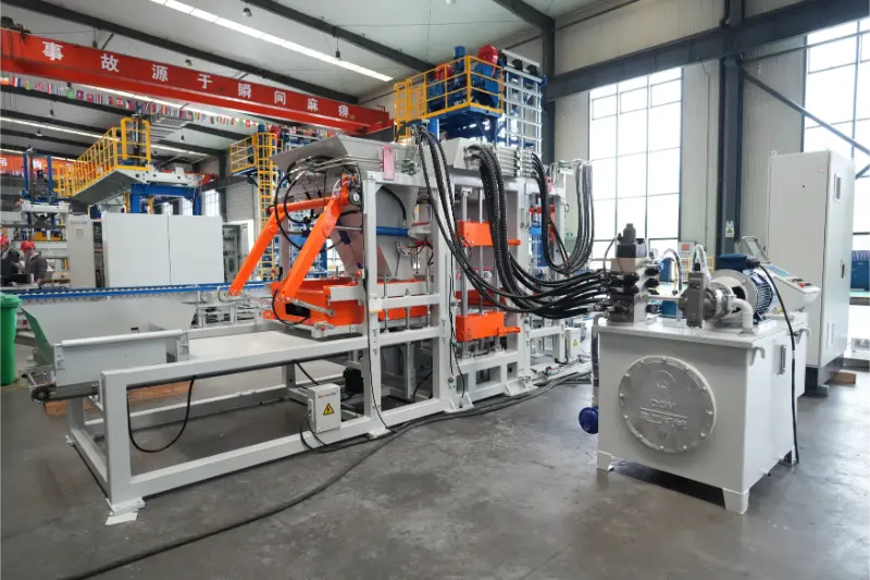 Cumhachtaíonn líne táirgeachta bríce lán-uathoibríoch Quangong Machinery Co., Ltd QT6 táirgeadh bríce thar a bheith brabúsach ó dhramhaíl sholadach