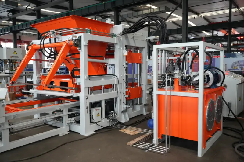 Cliste agus Éifeachtúil, ag Treisiú Cáilíochta agus Táirgiúlachta: Déanann Líne Táirgthe Nua Déantúsaíochta Bríce QT10 de chuid Quangong Machinery Co., Ltd Splash